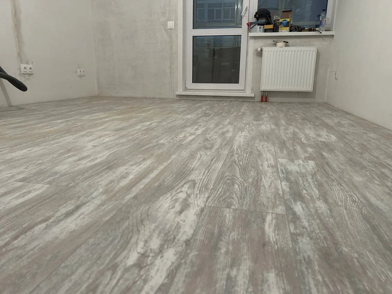 Светлый ламинат Art Floor в комнате с балконной дверью